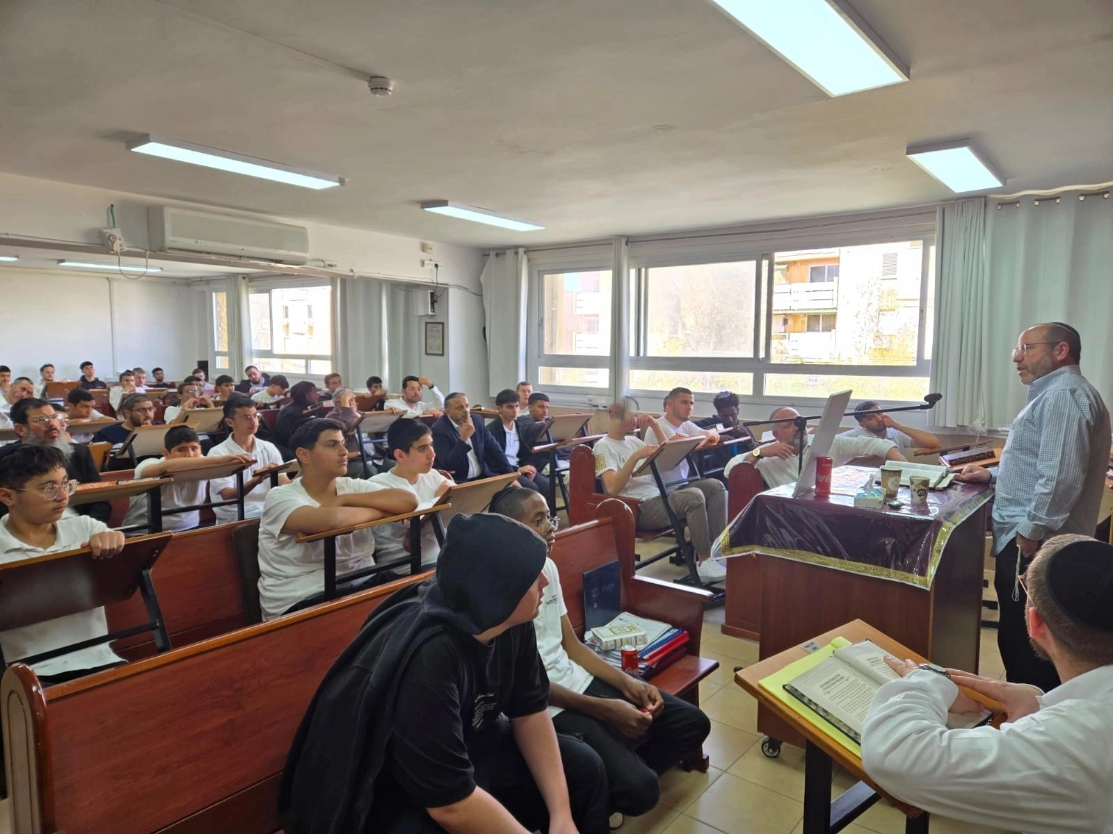 ביקור מאביו של החטוף איתן מור בישיבה