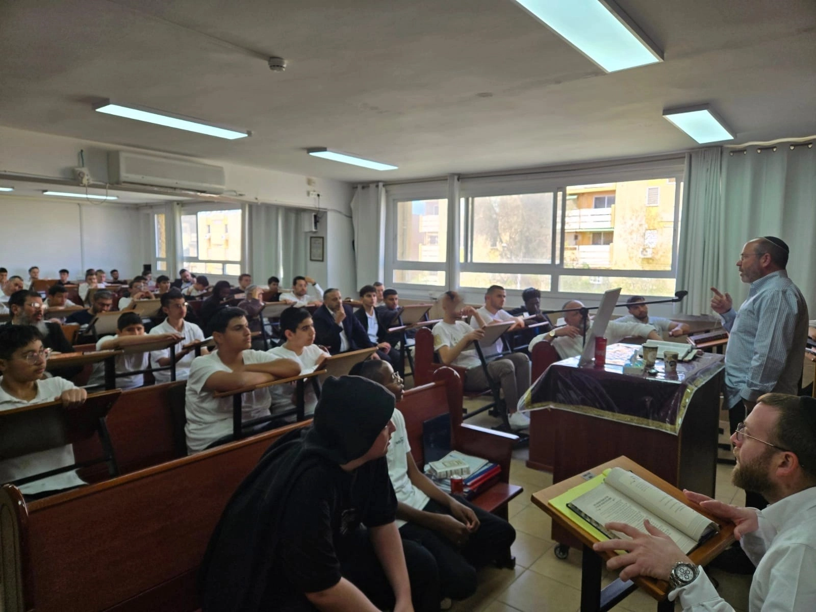 ביקור מאביו של החטוף איתן מור בישיבה