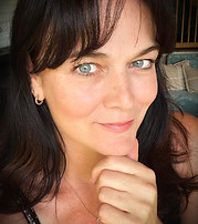 Samantha Biron, clarity coach and keynote speaker, portrait from her Journey section