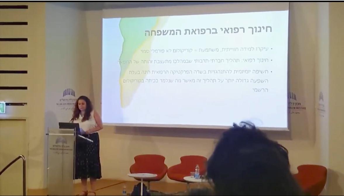 ד"ר ליאור שחר מרצה מול קהל