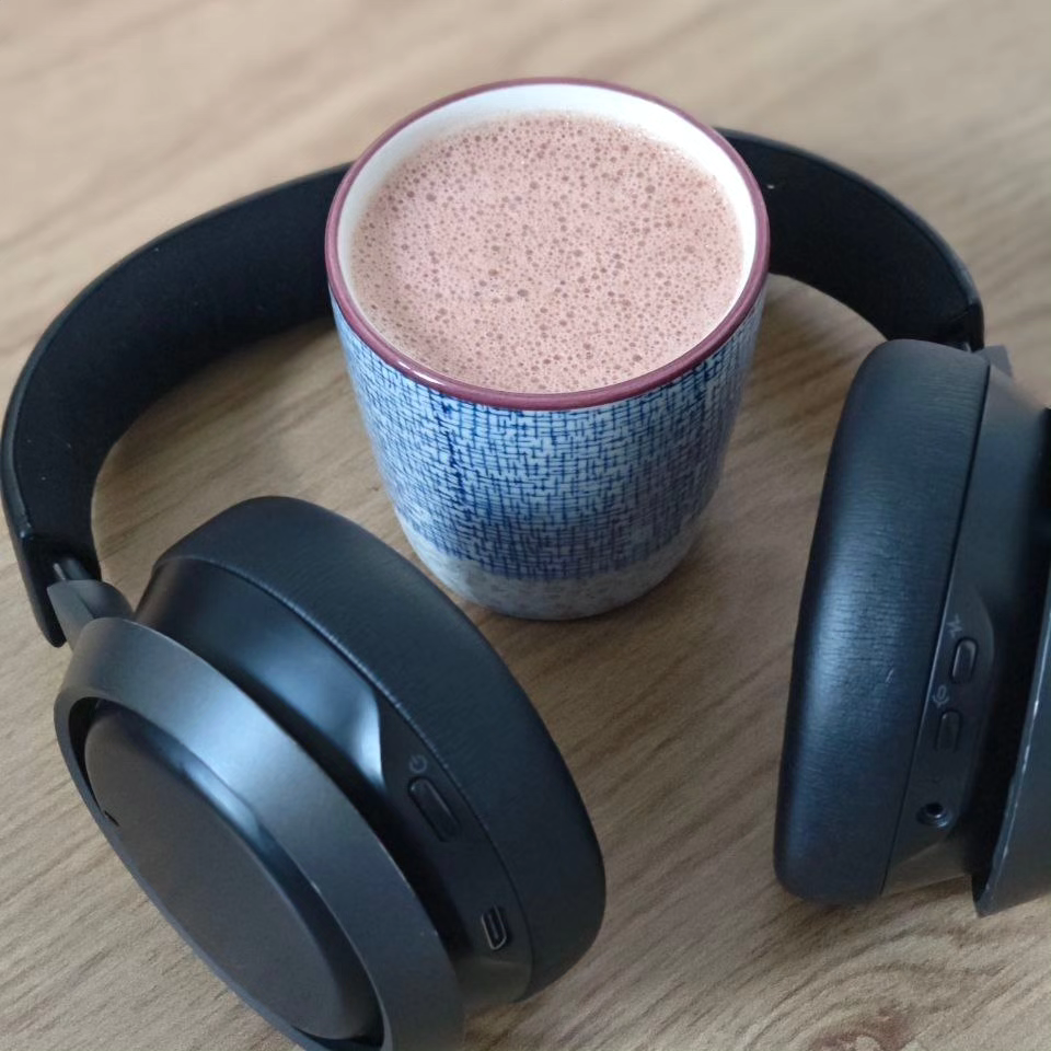 Cacaotasse mit Kopfhörer.jpg