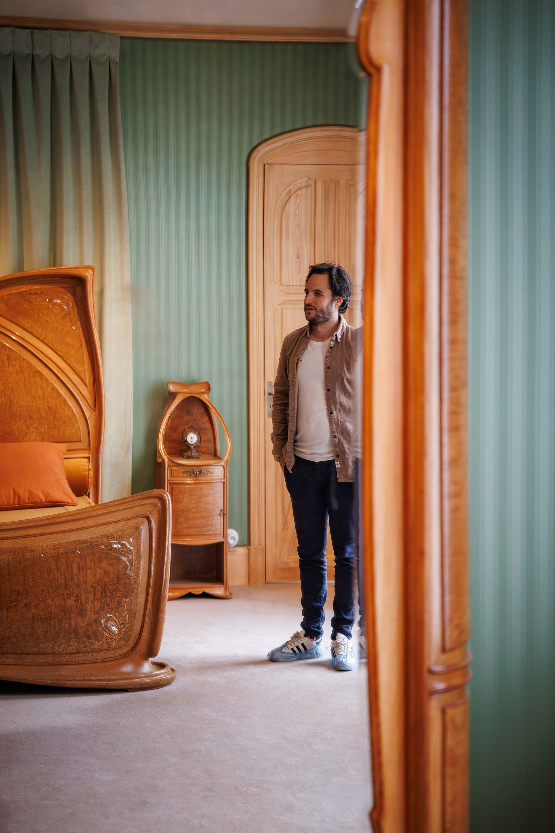 Homme dans la chambre à coucher de la Villa Majorelle à Nancy