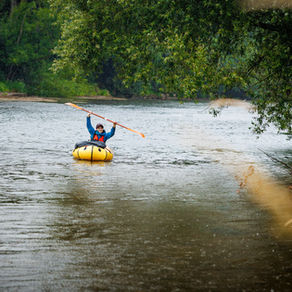 Une femme heureuse dans un canoë
