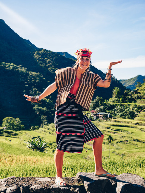 Femme en tenue traditionnelle devant les rizières de Batad