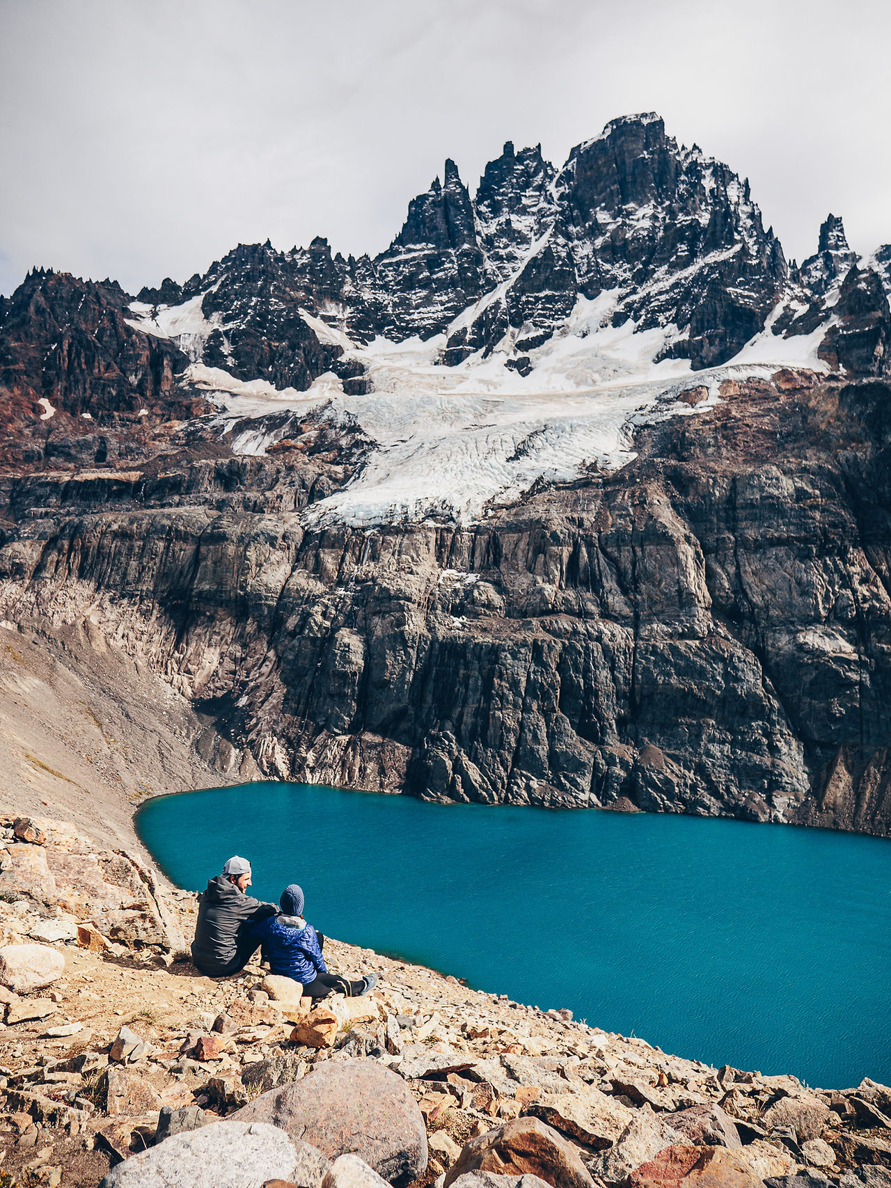 Couple contemplant la laguna Cerro Castillo en Patagonie