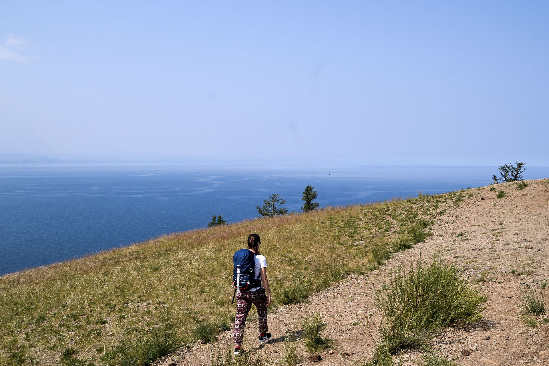 Femme randonnant sur l'île d'Olkhon en Sibérie