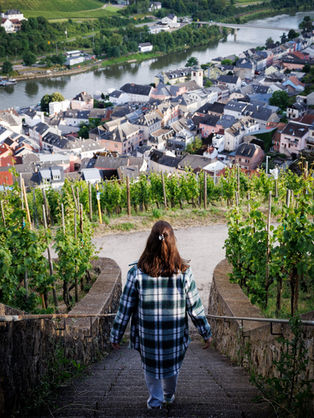 Femme dans les vignes de Koeppchen au Luxembourg