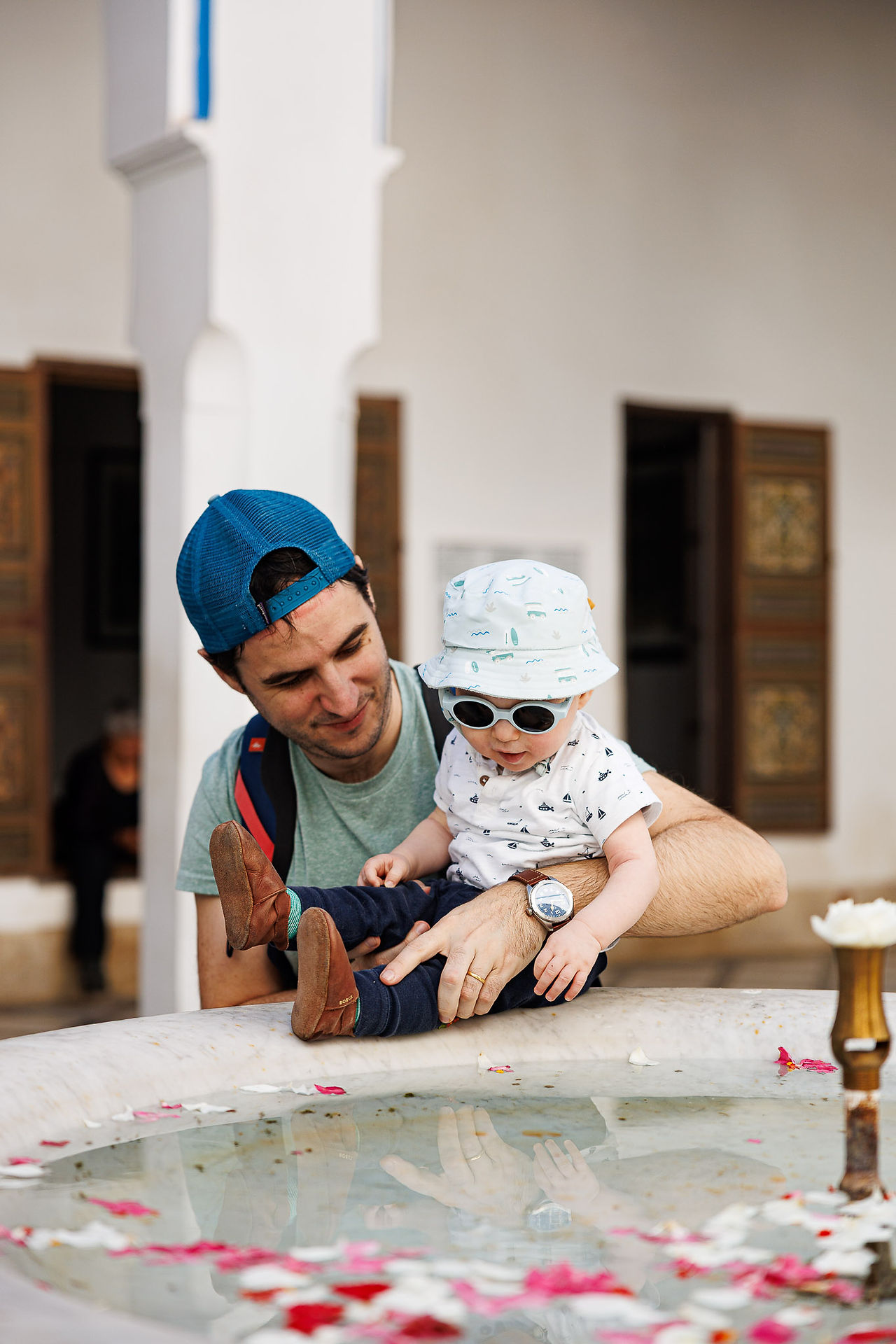 Papa et bébé au palais de la bahia