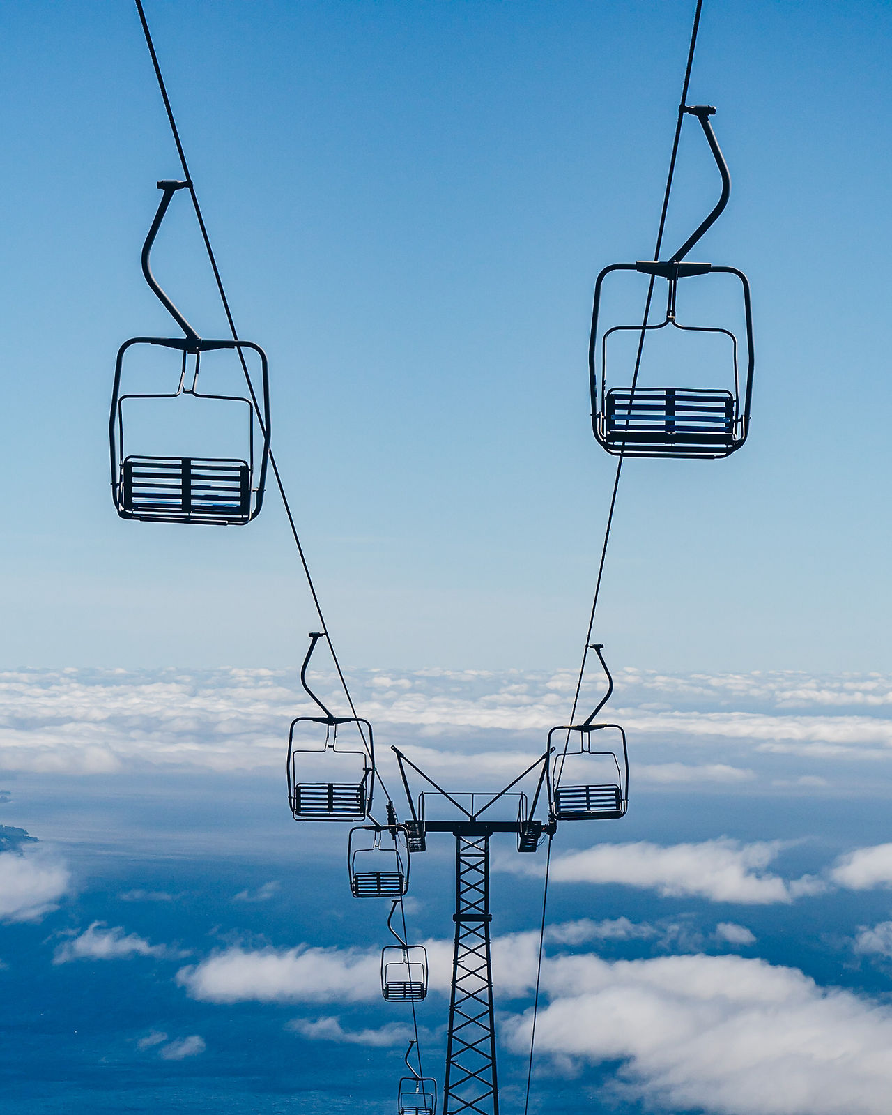 Télésiège dans les nuages