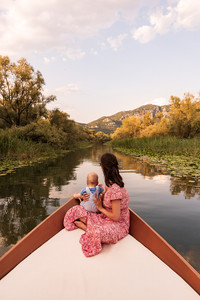Maman en voyage au Monténégro avec un bébé