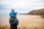 Papa et son fils sur les épaules devant la plage de Melvich en Ecosse