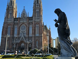 Catedral de La Plata, Argentina: la OMPT entre vitrales, memoria y ciudad a 63 metros.