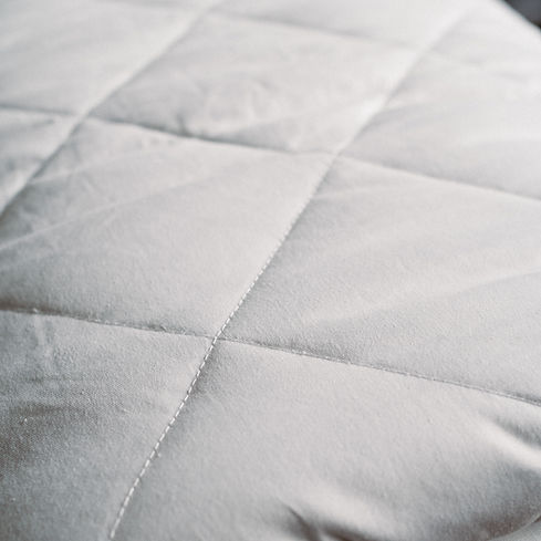 Primer plano sobre una manta pesada blanky gris.