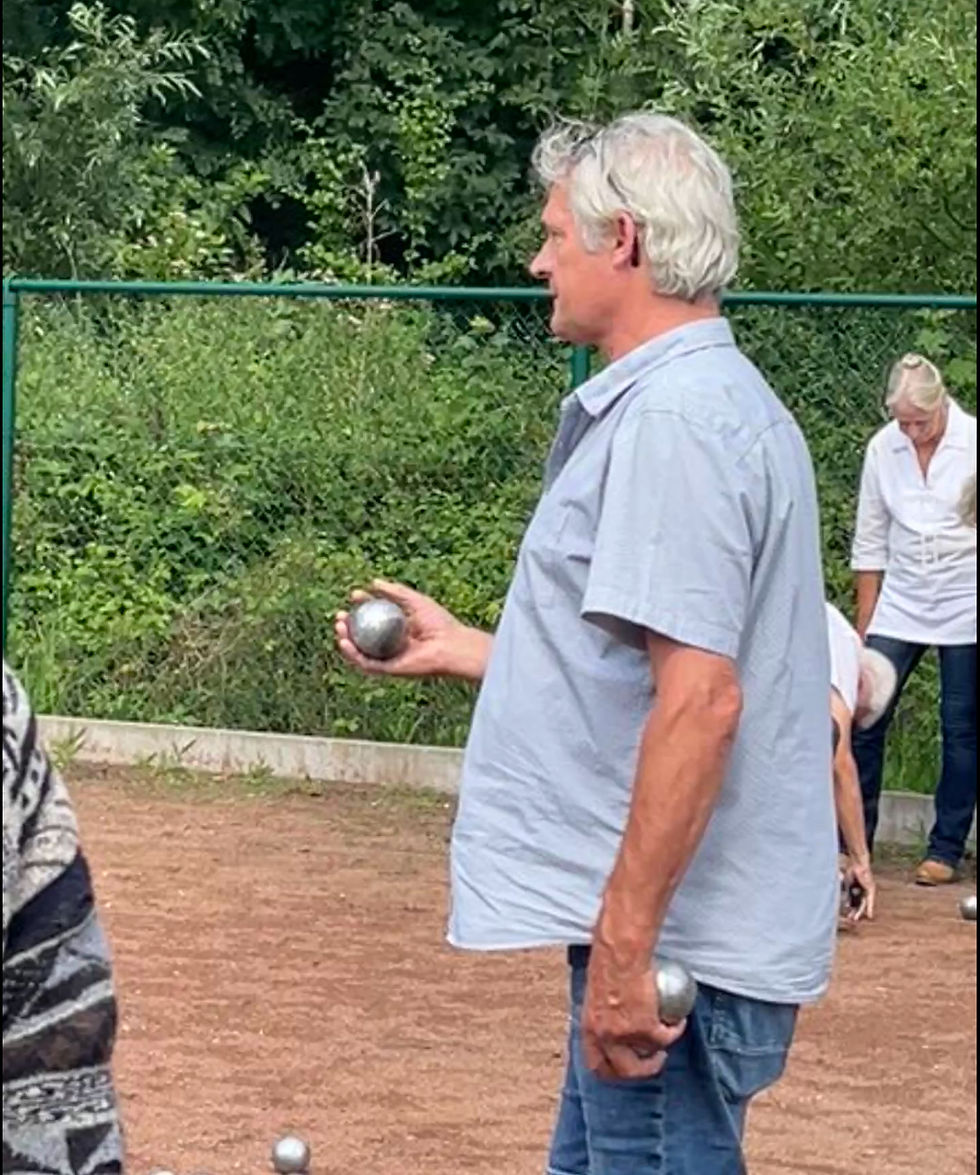 Lucas geconcentreerd bezig