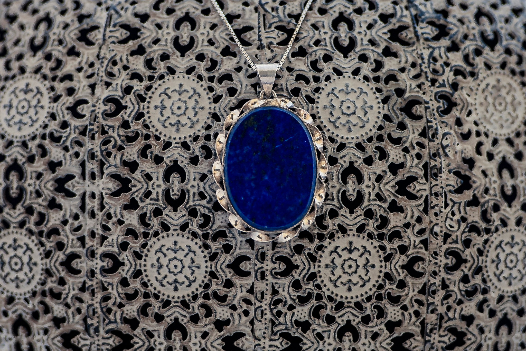CIONDOLO OVALE IN LAPIS LAZULI IN ARGENTO LAVORATO