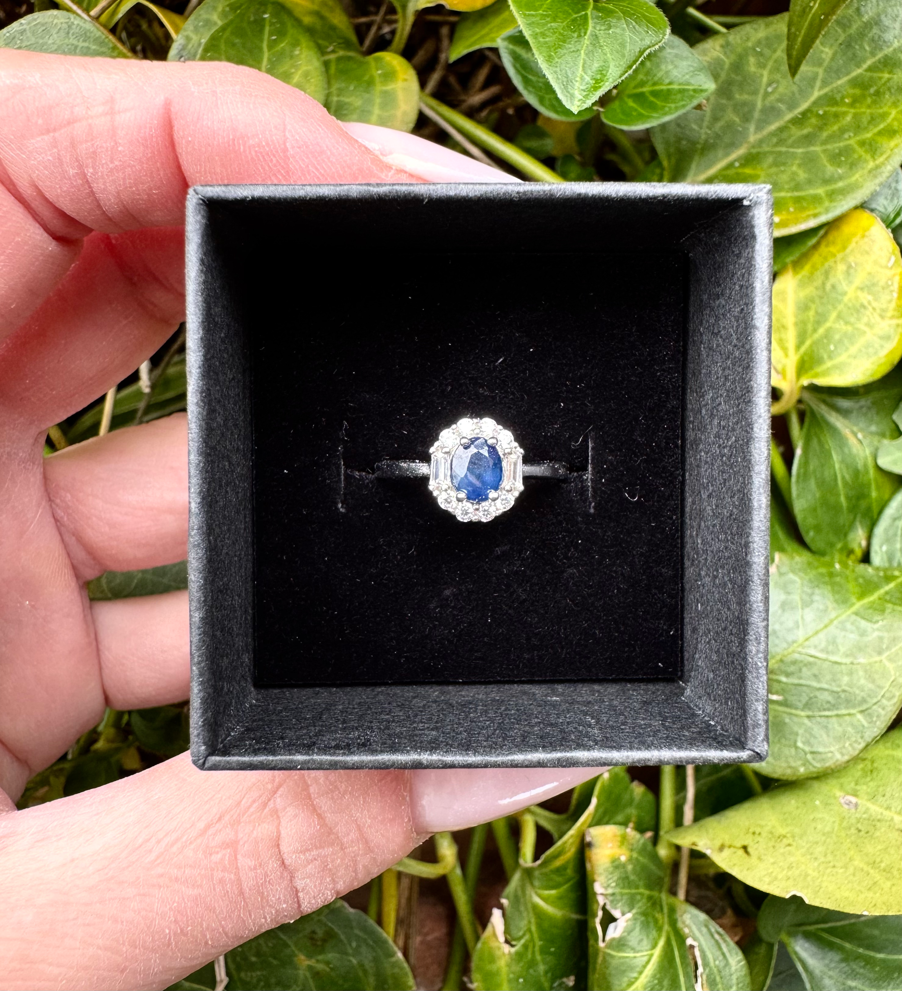 ANELLO IN ZAFFIRO A FIORE E ARGENTO REGOLABILE