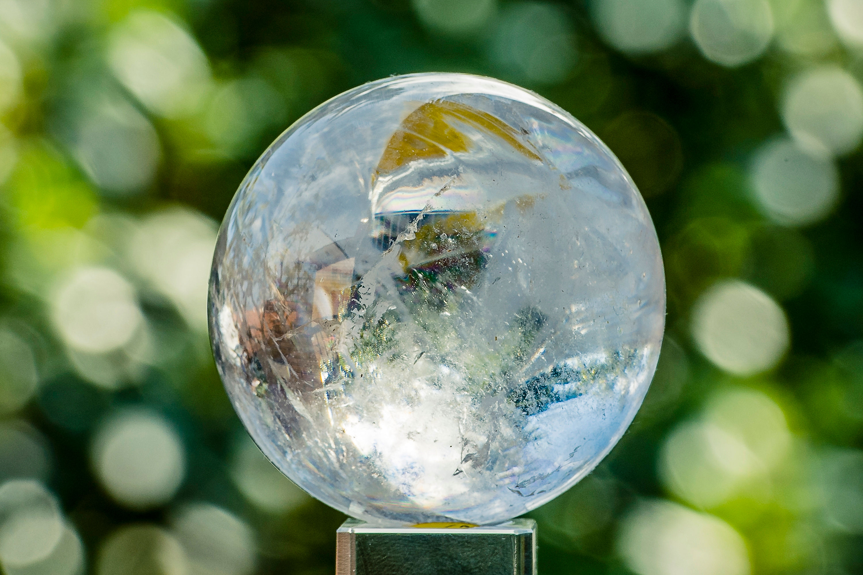 SFERA IN QUARZO IALINO CON ARCOBALENO INTERNO DAL BRASILE CIRCONFERENZA 19 CM