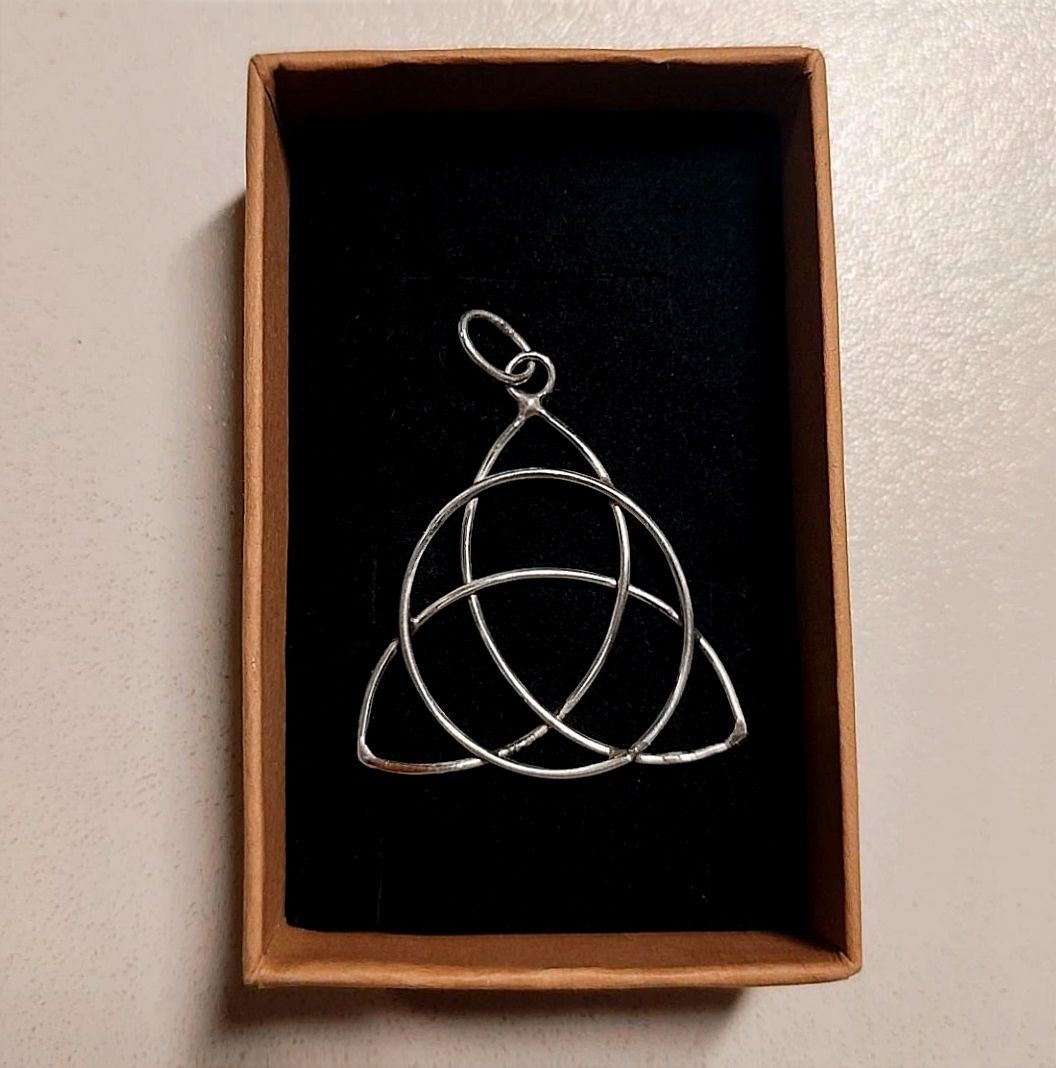 SIMBOLO RUNICO ARTIGIANALE IN ARGENTO TRIQUETRA