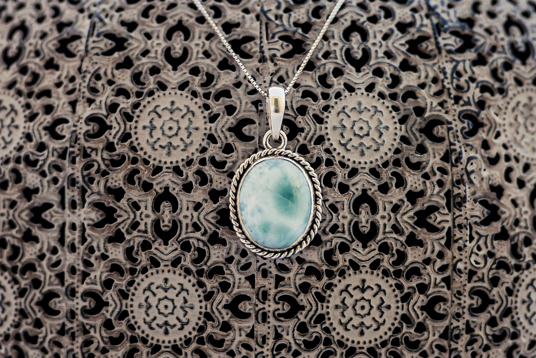 CIONDOLO TONDO IN LARIMAR CON ZIGRINATURA