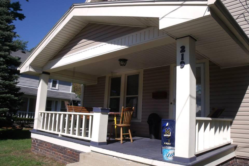 Front Porch 219 E. Merry Bowling Gre