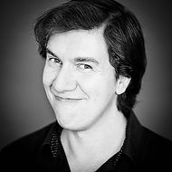 Romeo Baboi, Texter und Drehbuchautor, freut sich über abgeschlossene, inspirierende Kundenaufträge.