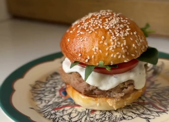 HAMBURGUESA MEDITERRÁNEA DE CORDERO