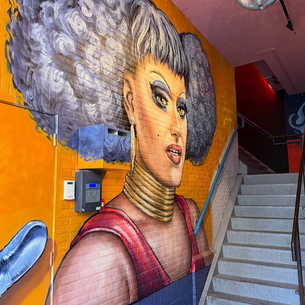 Muurschildering Lola Lasagna bij de ingang van Misfit Clubnights