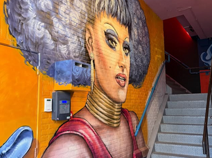 Muurschildering Lola Lasagna bij de ingang van Misfit Clubnights