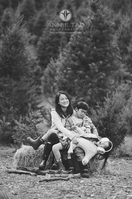 bay-area-lifestyle-family-photography-woman-sitting-on-haybale-with-kids-bxw