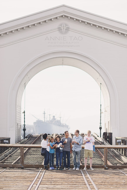 San-Francisco-lifestyle-family-photography-family-eating-a-snack-by-pier