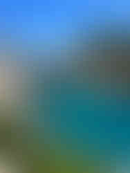 Panoramablick auf die Insel Zakynthos mit kristallklarem Wasser, beeindruckenden Küstenlinien und grünen Hügeln im Ionischen Meer, die die natürliche Schönheit dieser griechischen Insel widerspiegeln.