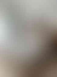 Ein traditionelles maledivisches Haus auf der Insel Dhigurah, umgeben von üppiger Vegetation.