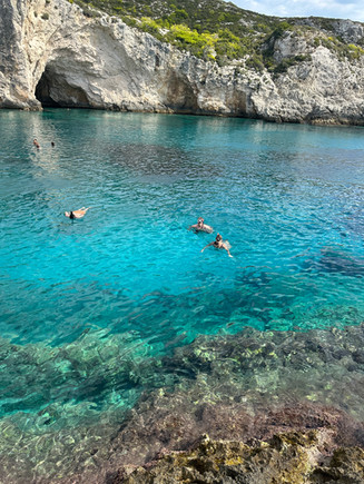 Panoramablick auf die Insel Zakynthos mit kristallklarem Wasser, beeindruckenden Küstenlinien und grünen Hügeln im Ionischen Meer, die die natürliche Schönheit dieser griechischen Insel widerspiegeln.