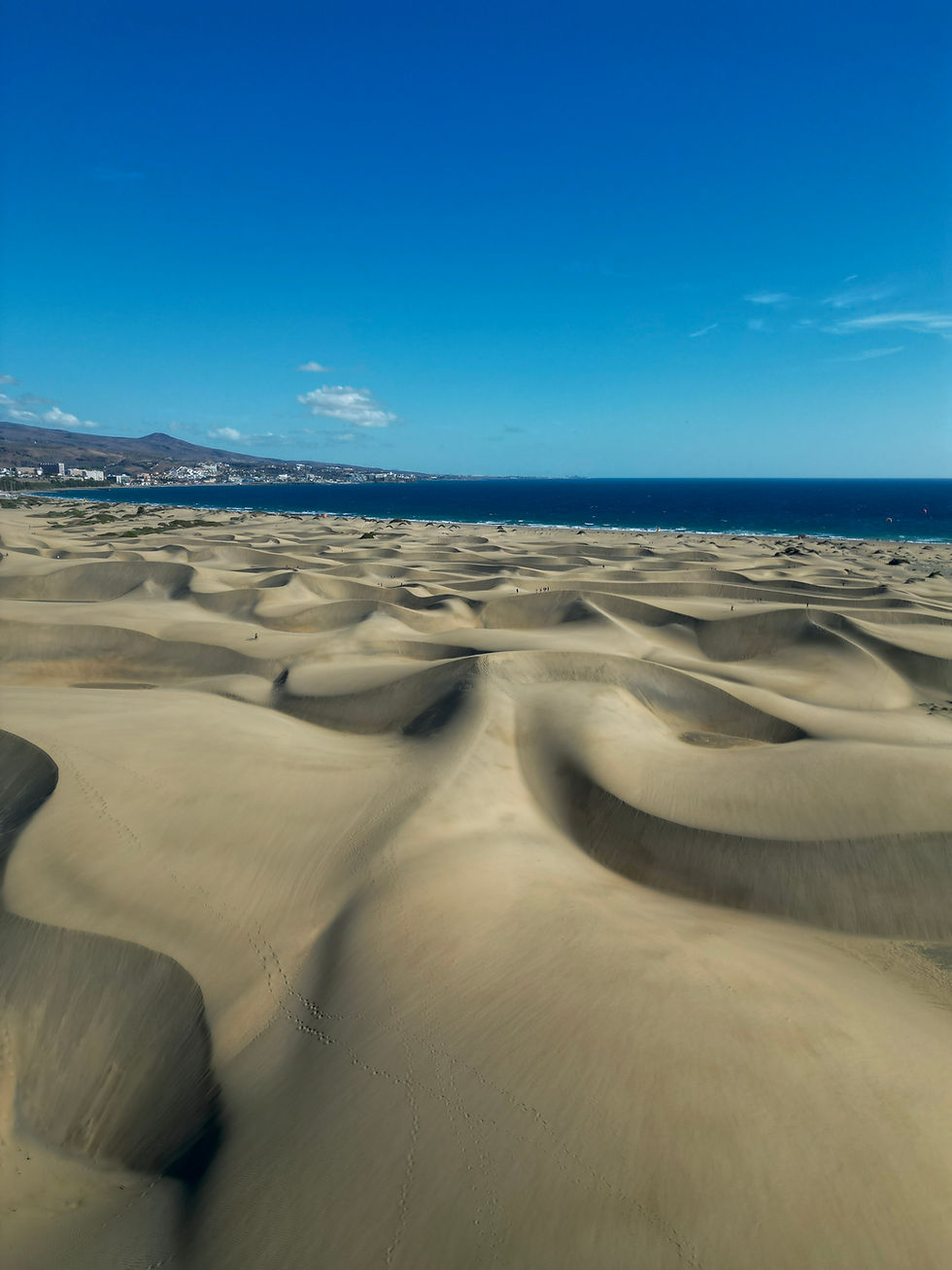Die beeindruckenden Maspalomas-Dünen auf Gran Canaria bieten weite Sandlandschaften und atemberaubende Ausblicke auf das Meer – ein unvergesslicher Naturgenuss.