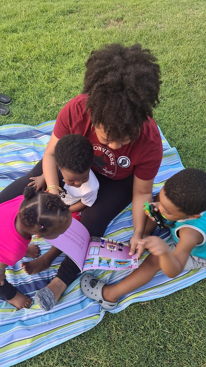 LaToya reading to kids