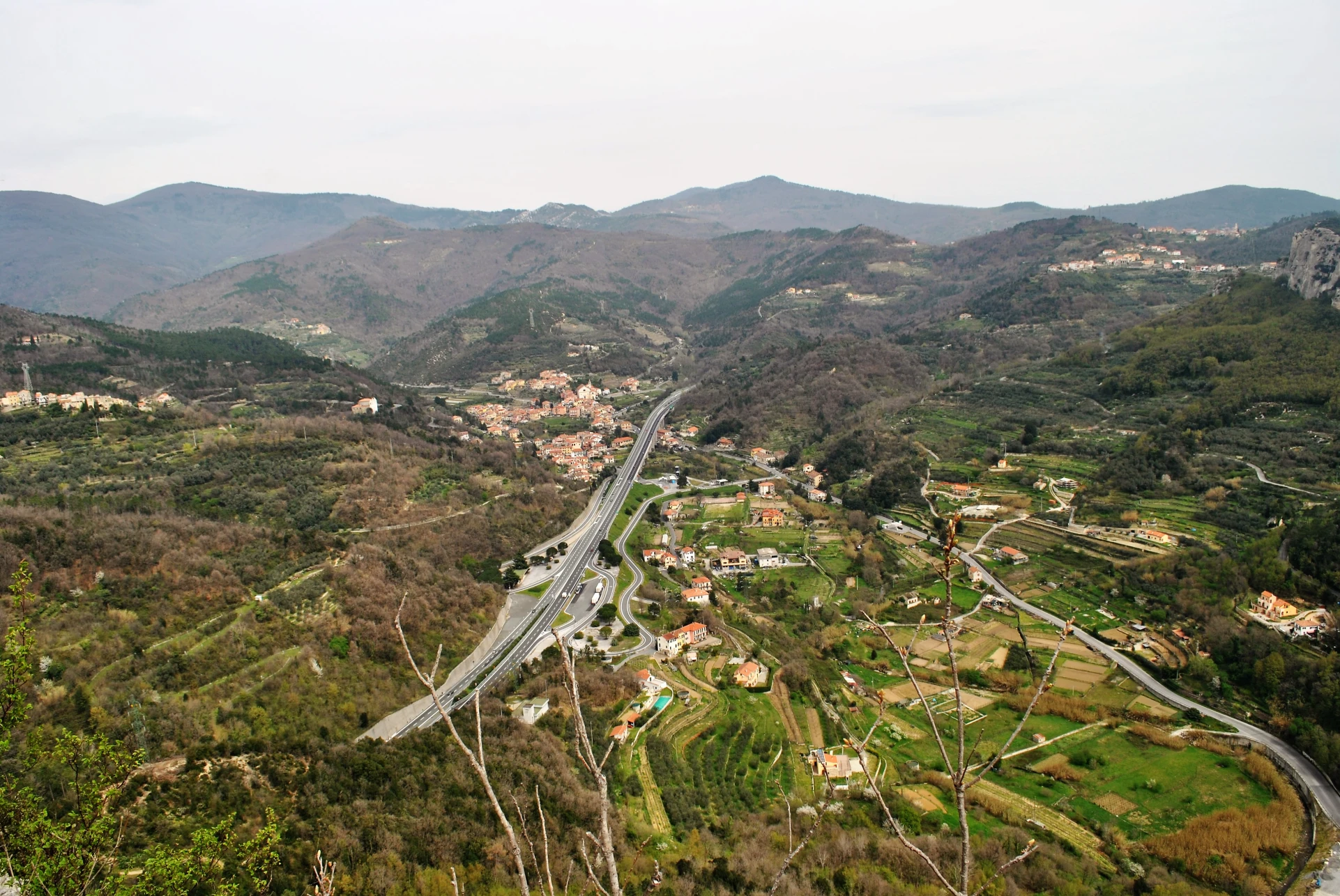 paesaggio dal Bric del Frate autostrada
