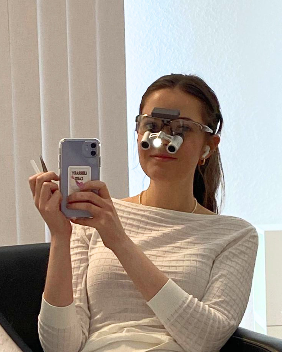 Luppenbrille und Pinzette für die präzise Arbeit in der Elektroepilation während der Ausbildung zur Elektrologistin.