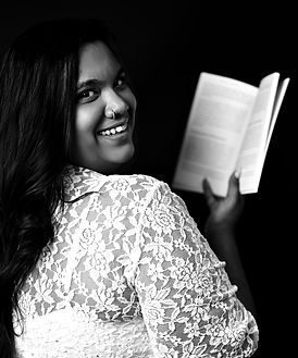 Image of the author with the book 2