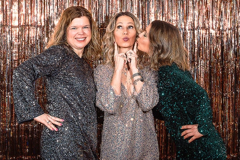 Glitzer-Shooting mit Freundinnen alle in Pailletten-Kleidern