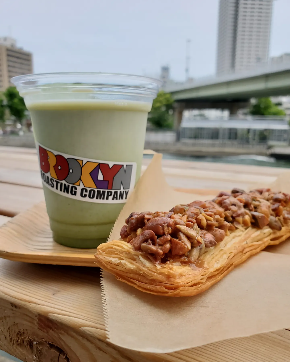 Iced organic matcha latte and caramel nut pastry from Brooklyn Roasting Company, Kitahama Osaka, Japan.