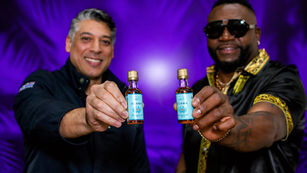 DAVID ORTIZ Y ARAJET SE UNEN PARA LLEVAR RON OZAMA A TODOS LOS VUELOS DE LA AEROLÍNEA