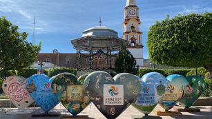 MASCOTA RECIBE EL CORAZÓN DE LOS PUEBLOS MÁGICOS DE JALISCO A TRAVÉS DE UNA EXPOSICIÓN MONUMENTAL
