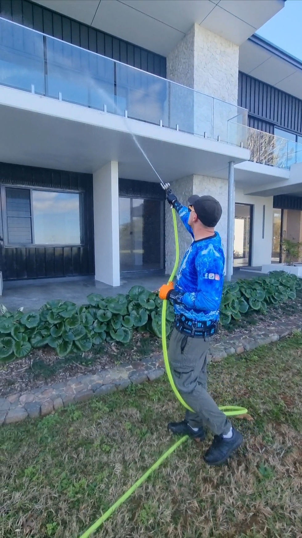Luis from OceanWave Soft and Pressure Washing is doing house exterior cleaning in Brisbane