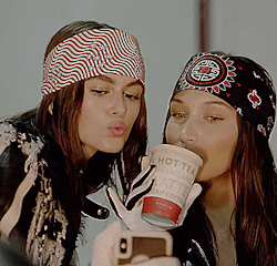 bella-hadid-kaia-gerber-model-Favim.com-6311119.gif