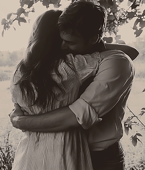 aleyda_p_couple_in_love_hugging_front_view_phot_black_and_whi_8cc8813c-cecd-4658-95e1-00c6