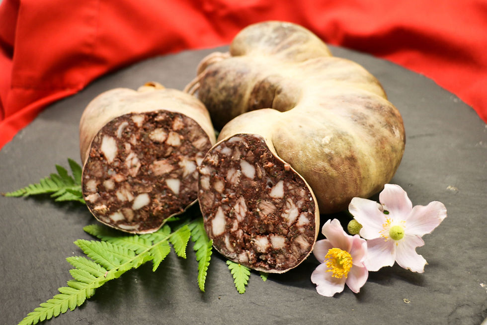 Zartes Räucherlendchen am Stück, angeschnitten auf Schieferplatte mit Dekoration.