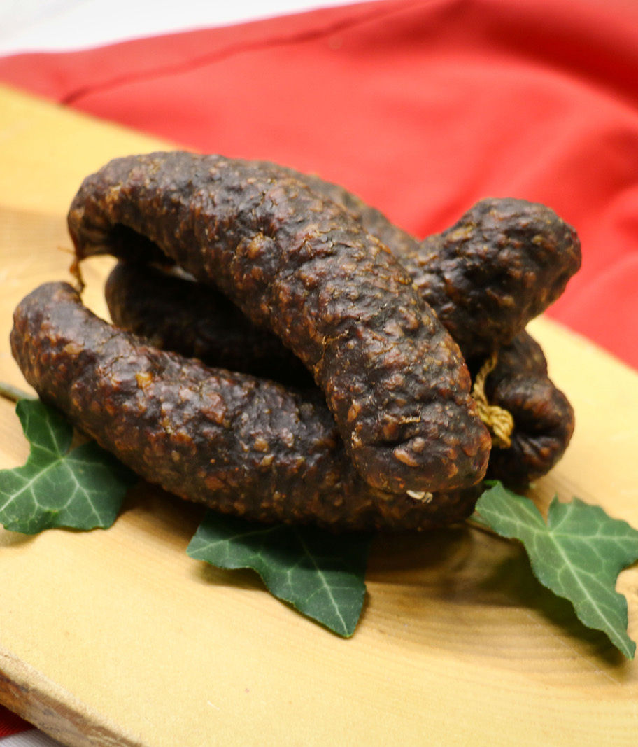Thüringer Heuziegenfleisch für Hunde auf Holzbrett