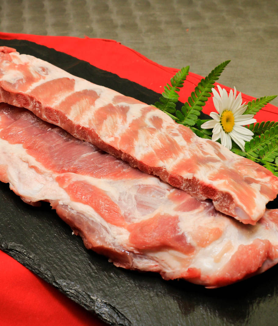 Rohes Thüringer Heuziegenfleisch auf Schieferplatte