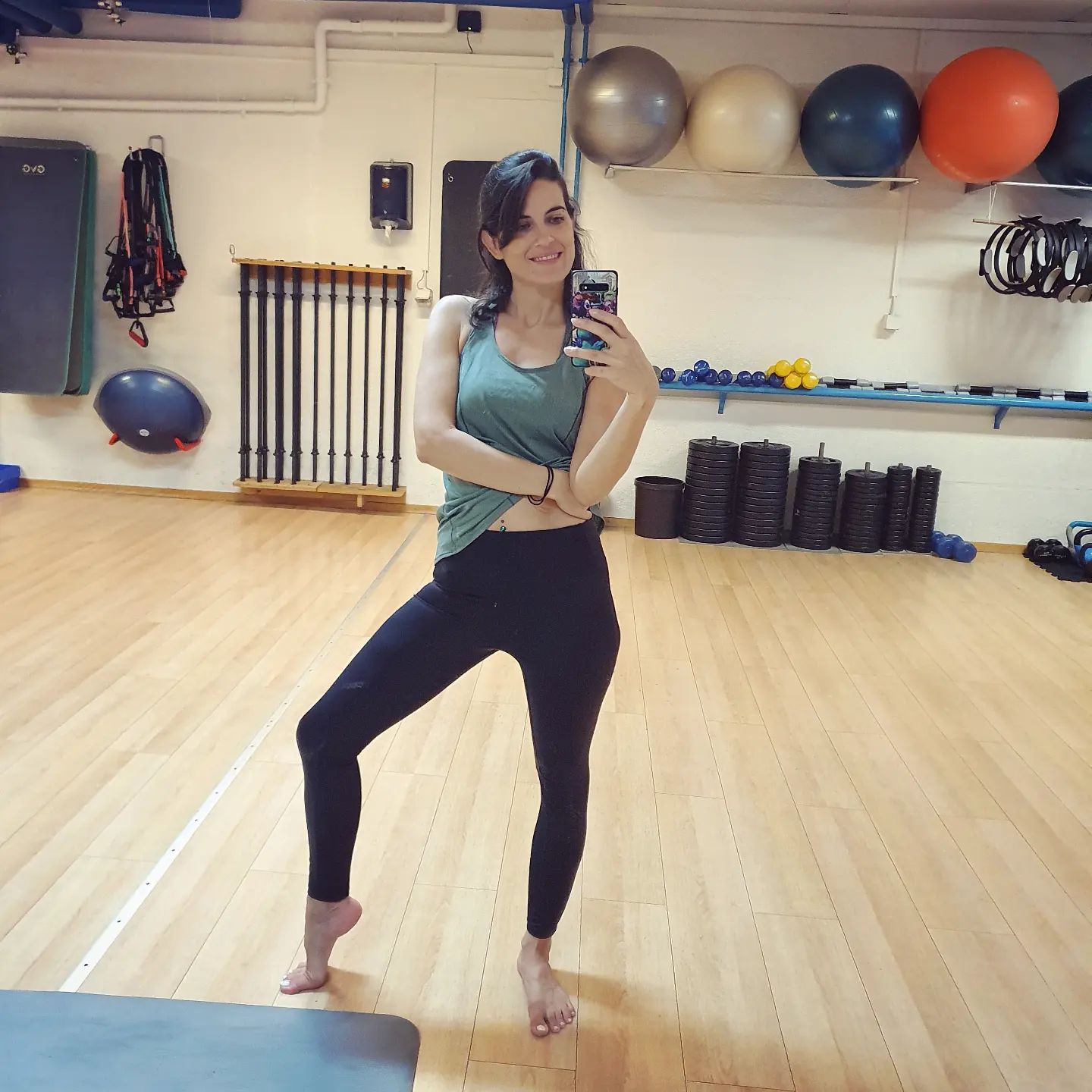 Une instructrice de Pilates qui fait un selfie dans la salle de gym