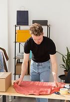voyante-coup-jeune-homme-chemise-pliante.jpg